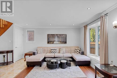 35 Trenholme Crescent, Hamilton, ON - Indoor Photo Showing Living Room