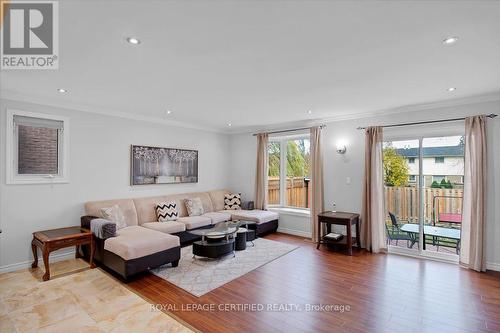 35 Trenholme Crescent, Hamilton, ON - Indoor Photo Showing Living Room