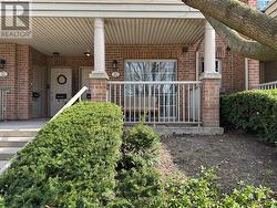 3 - 95 THE QUEENSWAY  Toronto, ON M6S 5A7
