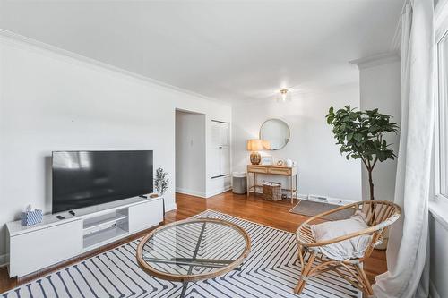 86 Campbell Street, Winnipeg, MB - Indoor Photo Showing Living Room