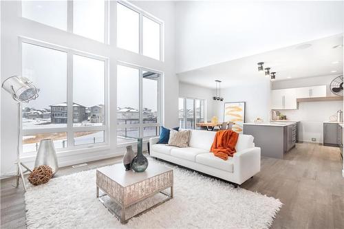 19 Raven Road, Winnipeg, MB - Indoor Photo Showing Living Room