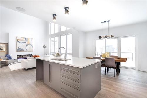 19 Raven Road, Winnipeg, MB - Indoor Photo Showing Kitchen With Double Sink