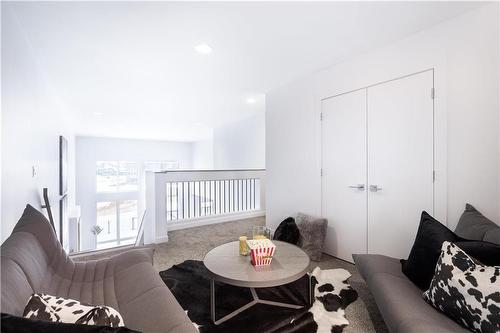 19 Raven Road, Winnipeg, MB - Indoor Photo Showing Living Room