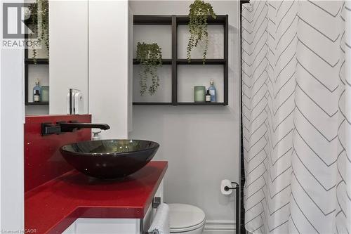 157 Cameron Avenue N, Hamilton, ON - Indoor Photo Showing Bathroom