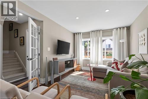 157 Cameron Avenue N, Hamilton, ON - Indoor Photo Showing Living Room