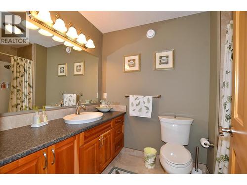Upstairs 4 piece bathroom. - 19-3453 Cessna Road, Enderby, BC - Indoor Photo Showing Bathroom