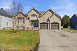 11 Rue de Carignan  Gatineau (Gatineau), QC J8R 3J1