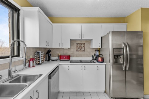 Kitchen - 504-216 Rue Notre-Dame, Repentigny (Repentigny), QC - Indoor Photo Showing Kitchen With Double Sink