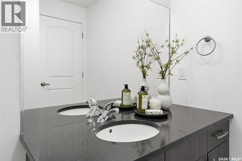 212 770 Childers Crescent, Saskatoon, SK - Indoor Photo Showing Bathroom