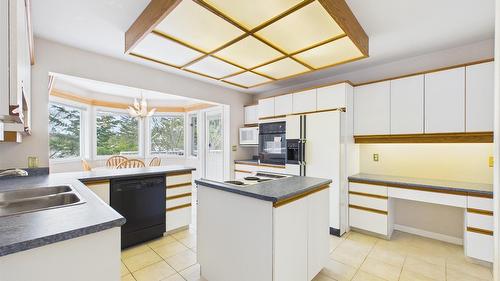 3208 Mount Royal Drive, Cranbrook, BC - Indoor Photo Showing Kitchen With Double Sink