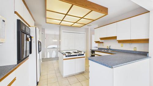 3208 Mount Royal Drive, Cranbrook, BC - Indoor Photo Showing Kitchen With Double Sink