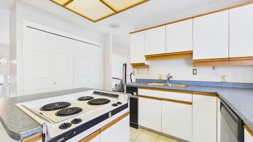 3208 Mount Royal Drive, Cranbrook, BC - Indoor Photo Showing Kitchen With Double Sink