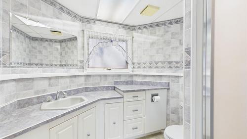 3208 Mount Royal Drive, Cranbrook, BC - Indoor Photo Showing Bathroom