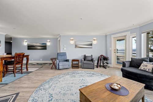 305-2275 Comox Ave, Comox, BC - Indoor Photo Showing Living Room