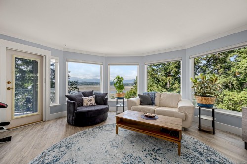 305-2275 Comox Ave, Comox, BC - Indoor Photo Showing Living Room