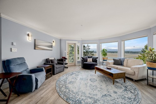 305-2275 Comox Ave, Comox, BC - Indoor Photo Showing Living Room