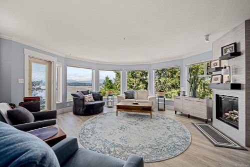 305-2275 Comox Ave, Comox, BC - Indoor Photo Showing Living Room With Fireplace