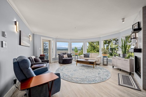 305-2275 Comox Ave, Comox, BC - Indoor Photo Showing Living Room