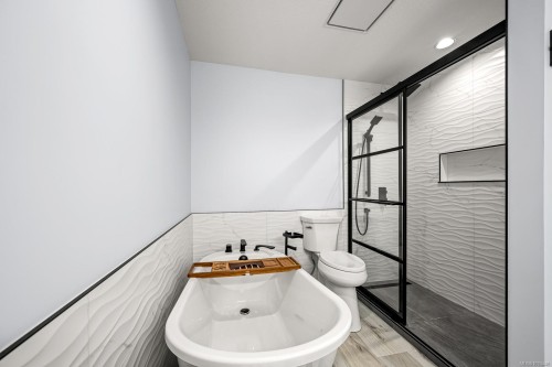 305-2275 Comox Ave, Comox, BC - Indoor Photo Showing Bathroom