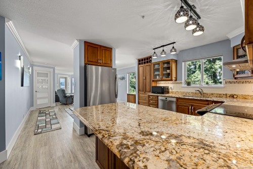 305-2275 Comox Ave, Comox, BC - Indoor Photo Showing Kitchen With Stainless Steel Kitchen With Upgraded Kitchen