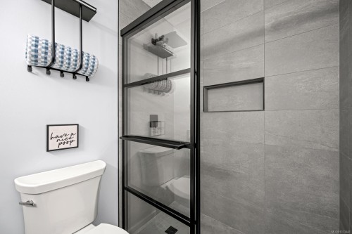 305-2275 Comox Ave, Comox, BC - Indoor Photo Showing Bathroom