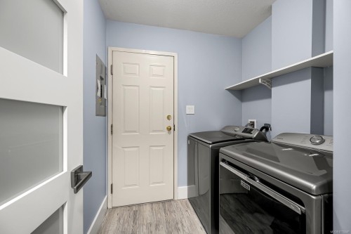 305-2275 Comox Ave, Comox, BC - Indoor Photo Showing Laundry Room