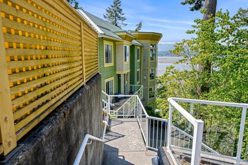 305-2275 Comox Ave, Comox, BC - Outdoor