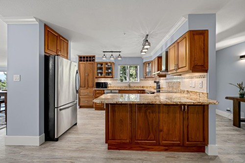 305-2275 Comox Ave, Comox, BC - Indoor Photo Showing Kitchen