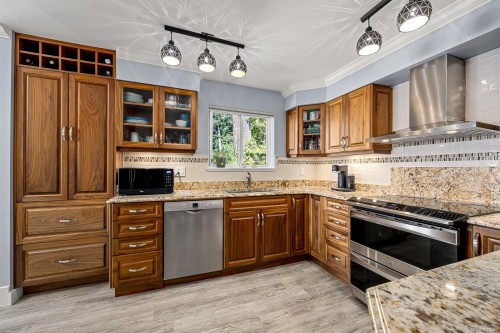 305-2275 Comox Ave, Comox, BC - Indoor Photo Showing Kitchen With Stainless Steel Kitchen With Upgraded Kitchen