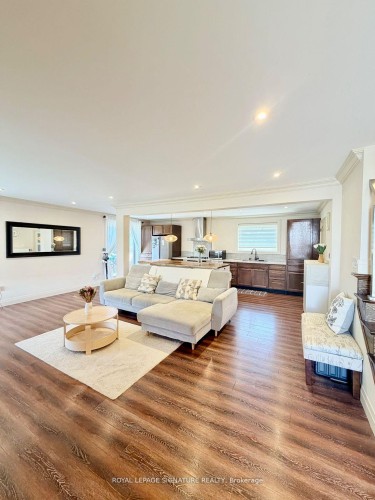 2263 Harcourt Crescent, Mississauga, ON - Indoor Photo Showing Living Room