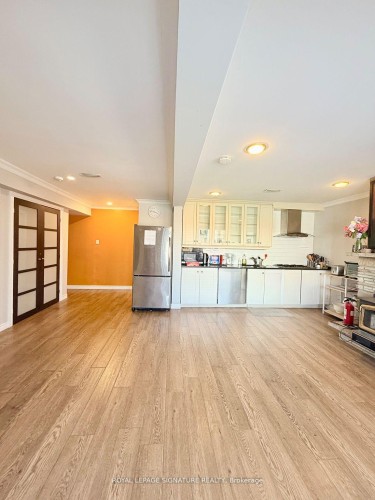 2263 Harcourt Crescent, Mississauga, ON - Indoor Photo Showing Kitchen