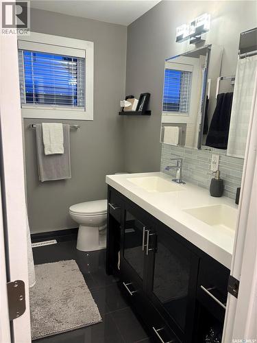 412 5Th Street Ne, Ituna, SK - Indoor Photo Showing Bathroom