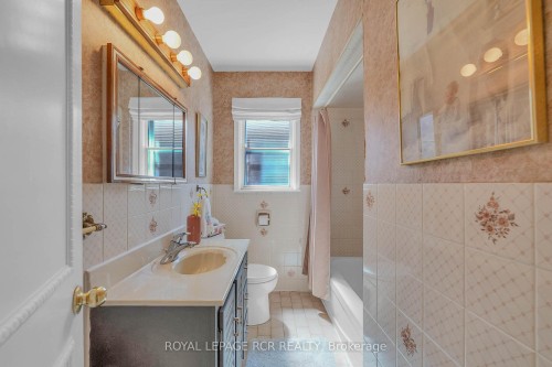 32 Beacon Road, Toronto, ON - Indoor Photo Showing Bathroom