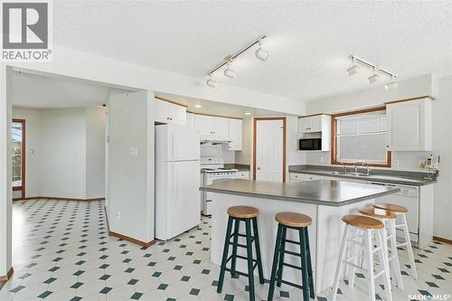 3232 Thames Crescent E, Regina, SK - Indoor Photo Showing Kitchen
