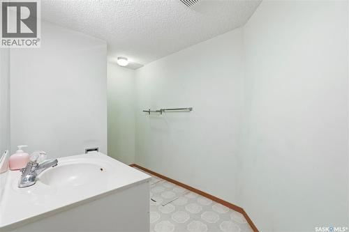 3232 Thames Crescent E, Regina, SK - Indoor Photo Showing Bathroom