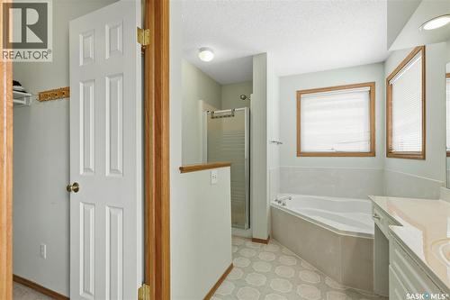3232 Thames Crescent E, Regina, SK - Indoor Photo Showing Bathroom