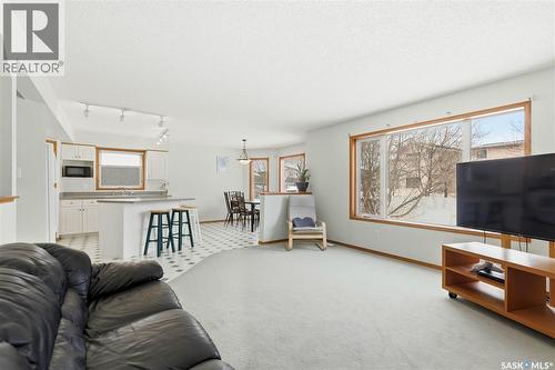 3232 Thames Crescent E, Regina, SK - Indoor Photo Showing Living Room