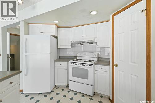 3232 Thames Crescent E, Regina, SK - Indoor Photo Showing Kitchen