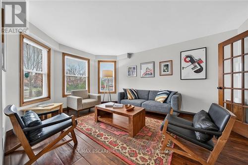 6 Regal Drive, Hamilton, ON - Indoor Photo Showing Living Room
