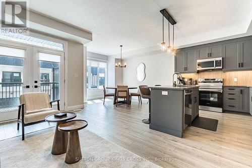 79 - 143 Elgin Street N, Cambridge, ON - Indoor Photo Showing Kitchen With Upgraded Kitchen