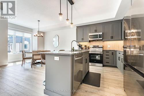 79 - 143 Elgin Street N, Cambridge, ON - Indoor Photo Showing Kitchen With Upgraded Kitchen