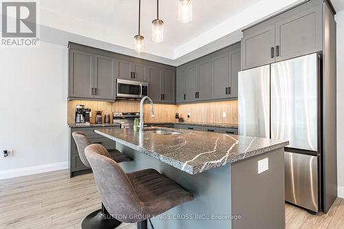 79 - 143 Elgin Street N, Cambridge, ON - Indoor Photo Showing Kitchen With Upgraded Kitchen
