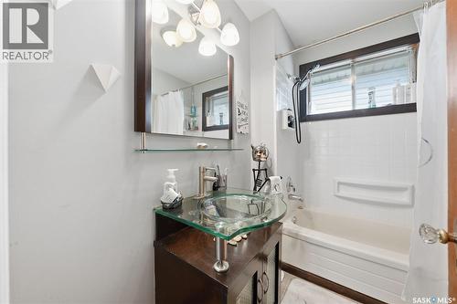 1306 C Avenue N, Saskatoon, SK - Indoor Photo Showing Bathroom