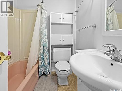 235 Sidney Street E, Swift Current, SK - Indoor Photo Showing Bathroom
