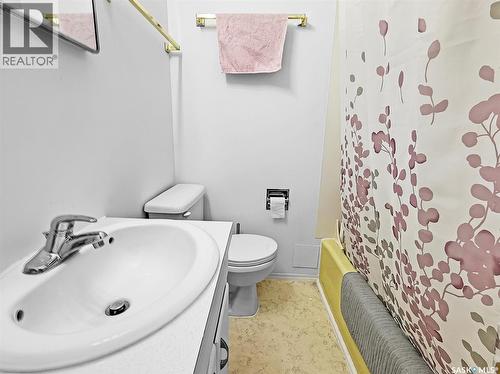 235 Sidney Street E, Swift Current, SK - Indoor Photo Showing Bathroom