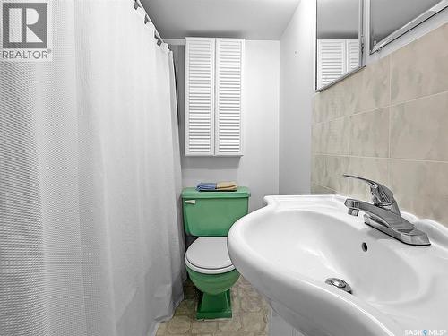 235 Sidney Street E, Swift Current, SK - Indoor Photo Showing Bathroom