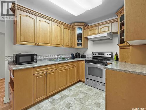235 Sidney Street E, Swift Current, SK - Indoor Photo Showing Kitchen With Double Sink