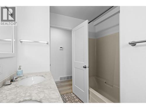 2618 Thacker Drive, West Kelowna, BC - Indoor Photo Showing Bathroom