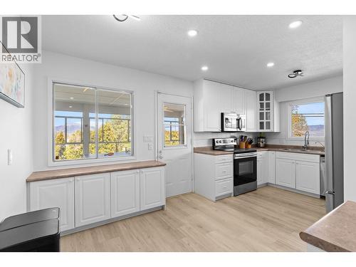 2618 Thacker Drive, West Kelowna, BC - Indoor Photo Showing Kitchen