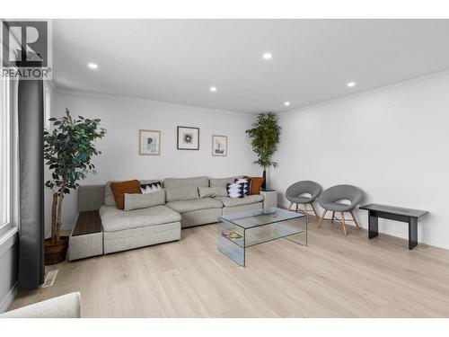 2618 Thacker Drive, West Kelowna, BC - Indoor Photo Showing Living Room